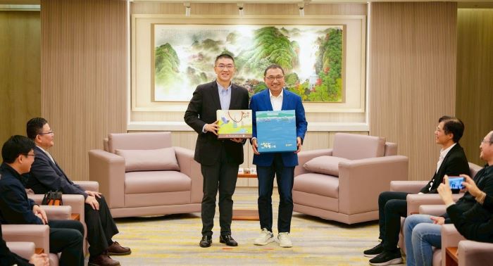 基隆市府取經都更經驗 新北交流相長雙贏 40 《圖說》雙方市長交換紀念品。〈城鄉局提供〉