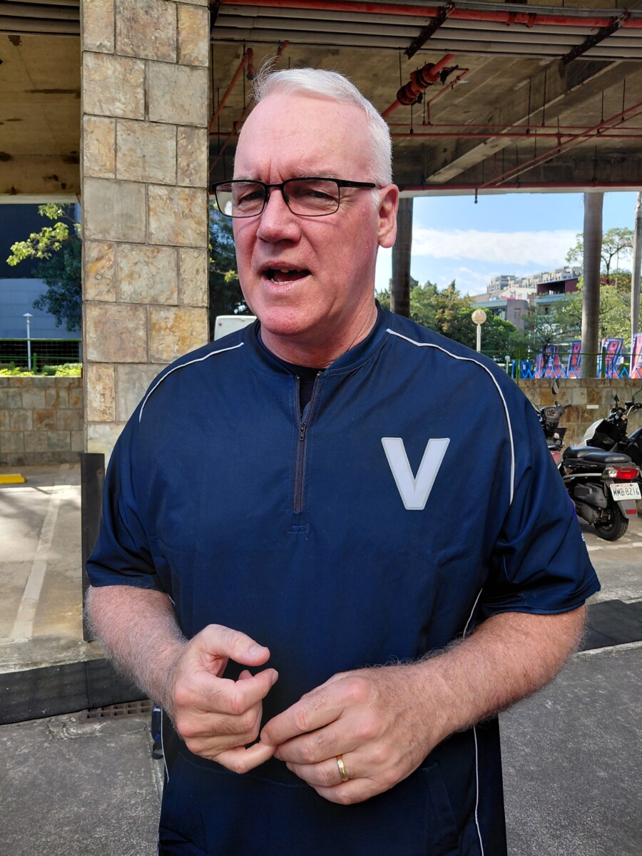 總教練David Hargreaves在新莊棒球場受訪時，語氣沉穩而溫暖：「我們不是帶著『贏』的壓力來，而是帶著『學習』與『分享』的誠意來。」(影像由記者郭晉嘉拍攝)。
