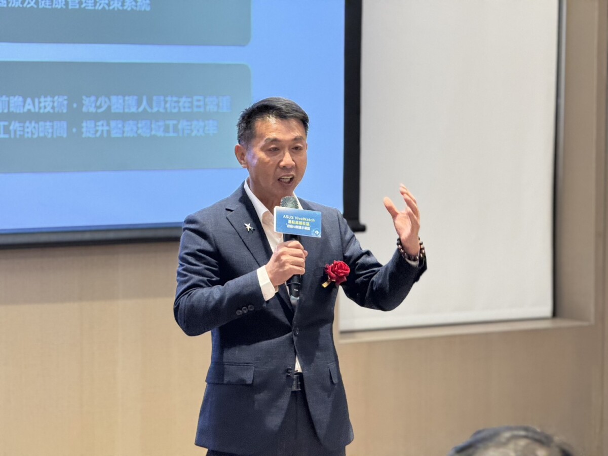 ▲許智傑指出，高雄專屬APP「AI小蜜酥」整合生活資訊，解決搜查資訊的困擾。（記者 李堂安 翻攝）