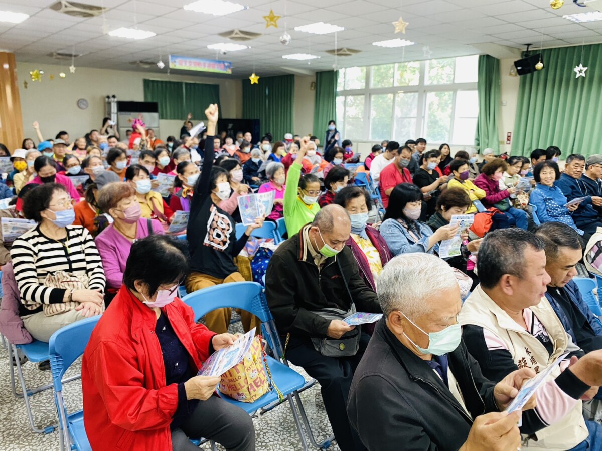 ▲縣長張麗善率建設處長廖政彥、城鄉處長林長造及地政處長葉永星,偕同立委張嘉郡、議員黃文祥、北港鎮長蕭美文等,一起向鄉親報告園區規劃內容、進度與未來效益,現場民眾參與踴躍。(記者陳雅琪攝)