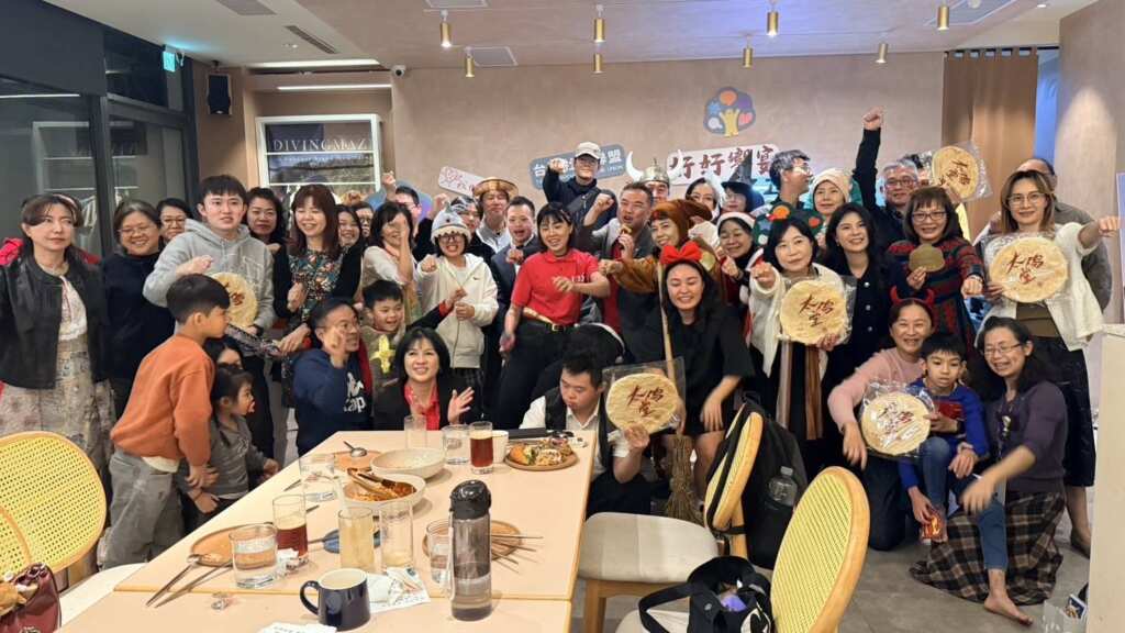 ▲保證責任台灣社福聯盟生活消費合作社於「款款好食」舉辦「好好饗宴－聖誕Cosplay圓夢派對」，邀請長期站在第一線的社工、志工與照顧者齊聚一堂。（記者林明佑翻攝）