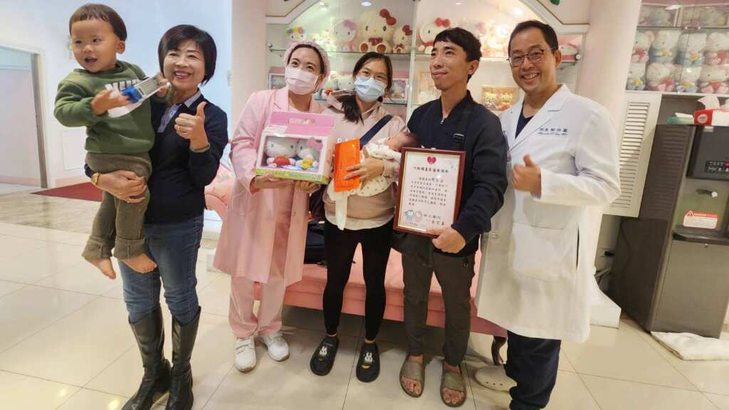 ▲在全國普遍面臨少子化挑戰的當下,溪州鄉一對夫妻勇於逆勢而行,迎來家中第六位新成員,溪州鄉長江淑芬親賀送5.6萬元生育祝福,展現溪州鄉公所的實際支持與關懷。(記者林明佑翻攝)