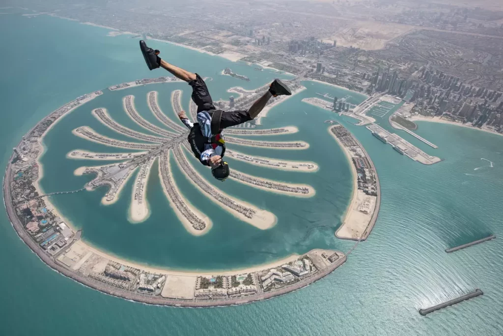 杜拜跳傘(Skydive Dubai)提供世界級的極限運動體驗,從約13,000英尺高空躍下,體驗時速超過200公里。