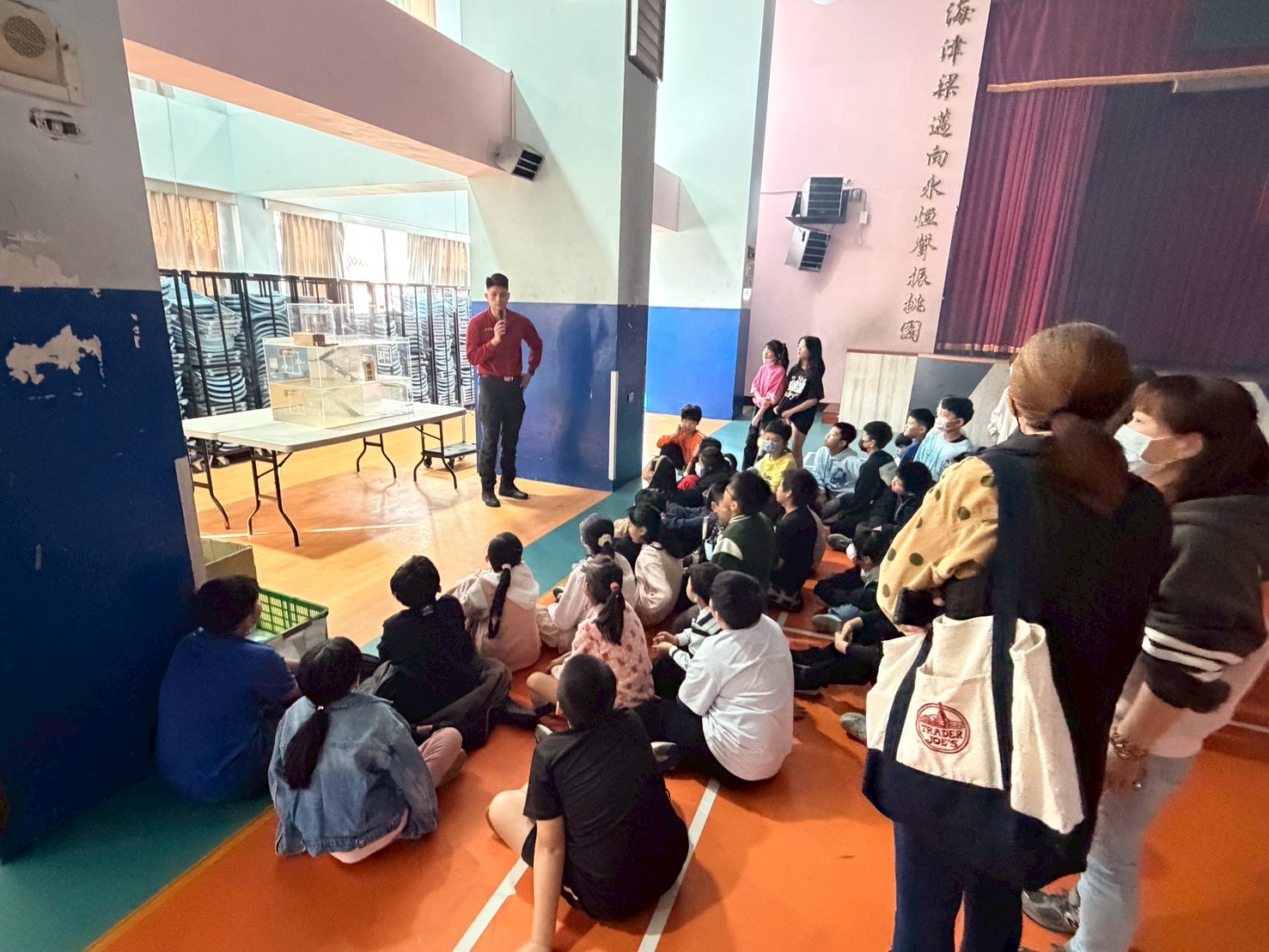 桃消中路分隊防災宣導結合耶誕氛圍 中山國小學童體驗在濃煙中逃生 S 90374204 0