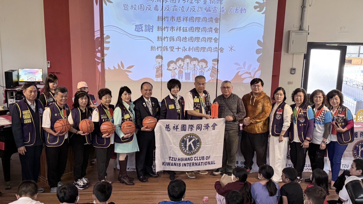 新竹縣市多個同濟會聯合前進五峰鄉,攜手舉辦「一會一校」捐贈暨學童關懷活動,與師生合影留念,場面溫馨感人。(圖/記者林照東翻攝)