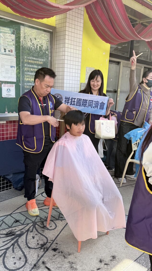 活動結合義剪服務,同濟會成員為學童整理儀容,以實際行動傳遞關懷與溫暖。(圖/記者林照東翻攝)