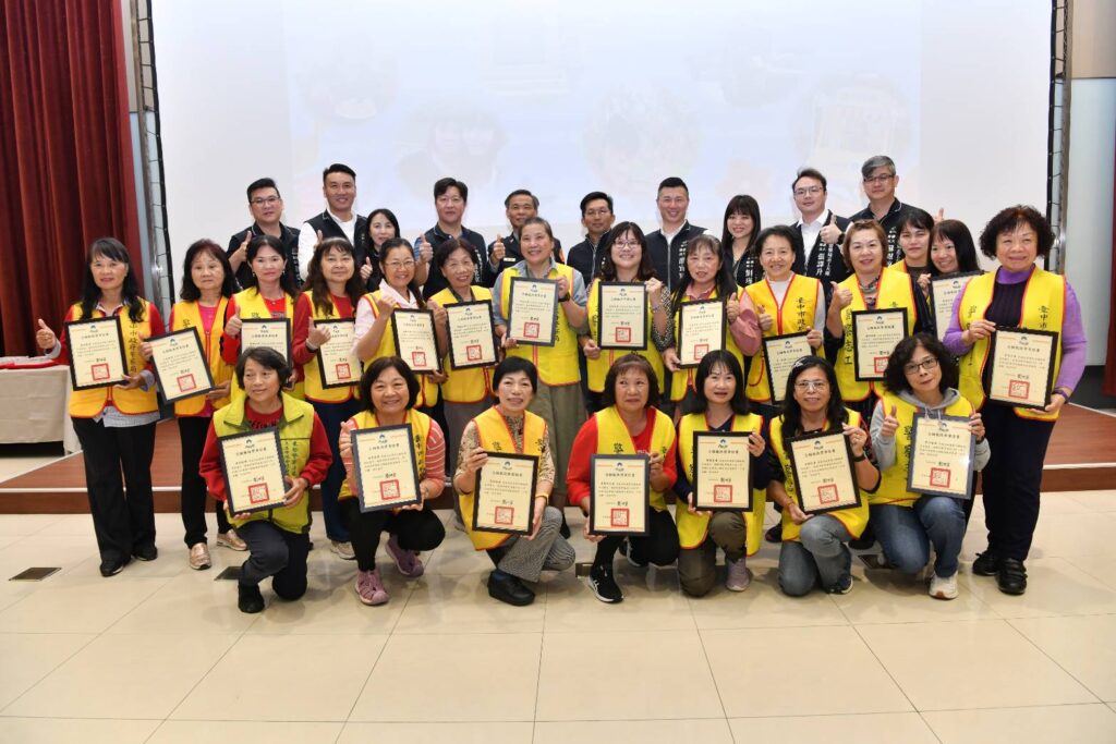 臺中市政府警察局表揚績優警察志工與志工楷模,肯定志工夥伴長年無所求的付出,共同守護城市安全與溫情(圖/記者林家嘉翻攝)