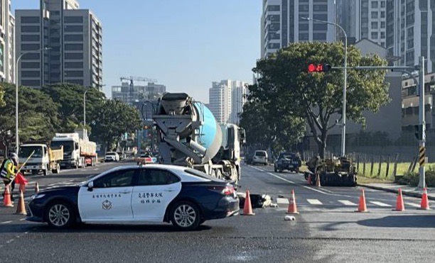 楠梓區楠海路與藍田路口發生一起大貨車與機車的交通事故,機車騎士不治。〈圖/記者蔡宗武翻攝〉