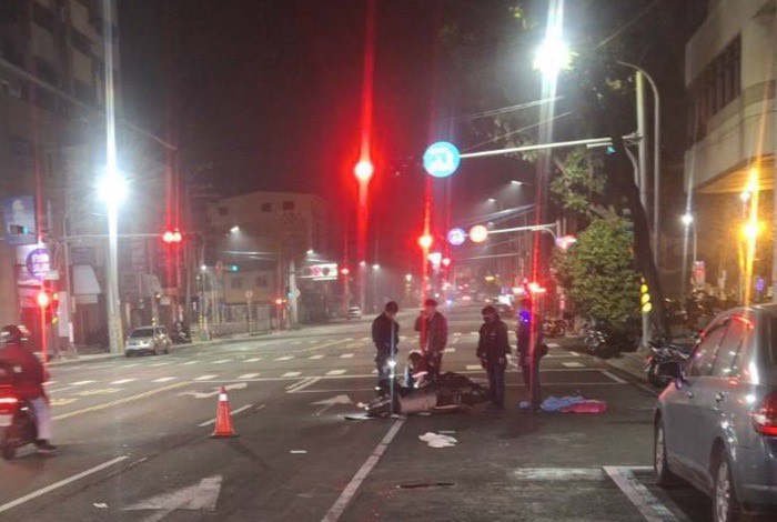 楠梓區楠梓新路上發生行人與重機車的交通事故,行人不治。〈圖/記者蔡宗武翻攝〉