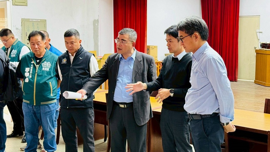 ▲國教署葉信村組長(右3)與劉建國立法委員(右1)於土庫商工了解學校改善需求。(記者劉春生攝)