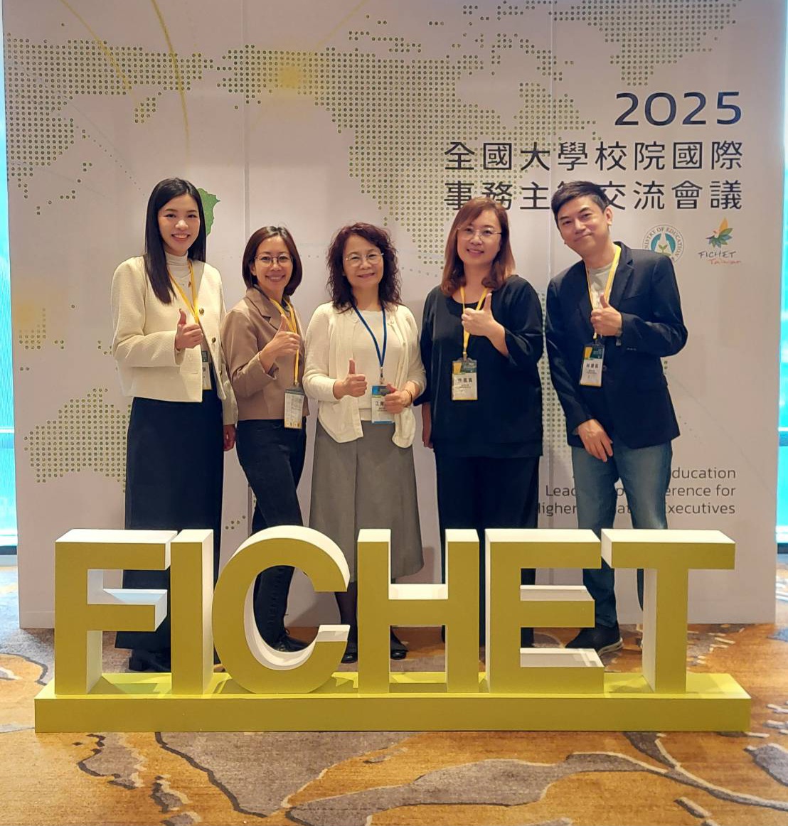 ▲義守大學國際化辦學有成 境外生輔導績優學校全國唯四入列(國際及兩岸事務處,右起資深人員獲獎人林建良、義守大學許鳳真副組長、江育真國際長、資深人員獲獎人阮秋芳、績優人員獲獎人成楚琪)。