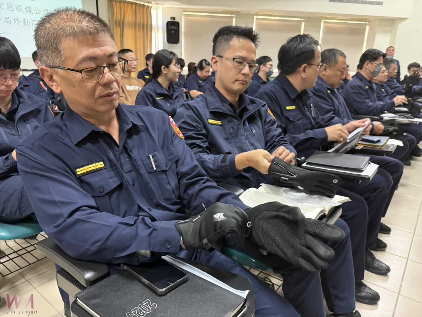 寒冬守護暖人心　彰化眼鏡行業者捐375副戰略手套給警察