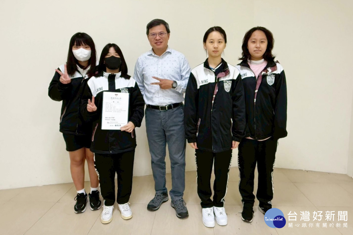 弘光科大健管系助理教授張振傑（中）指導宜寧高中學生作品「客製小卡打印機」獲得季軍。（弘光科大提供)