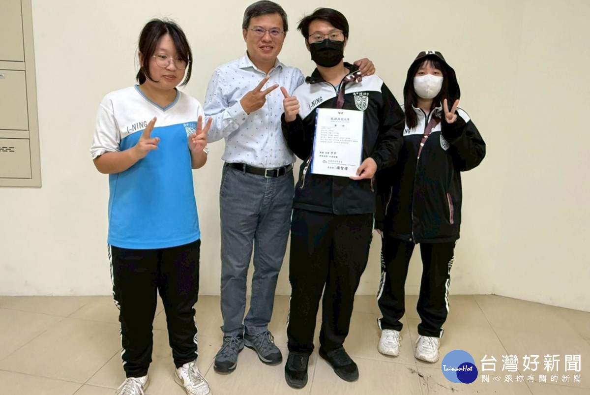 弘光科大健管系助理教授張振傑(左二)指導宜寧高中學生作品「客製化保健食品創業計畫」獲得優選。(弘光科大提供)
