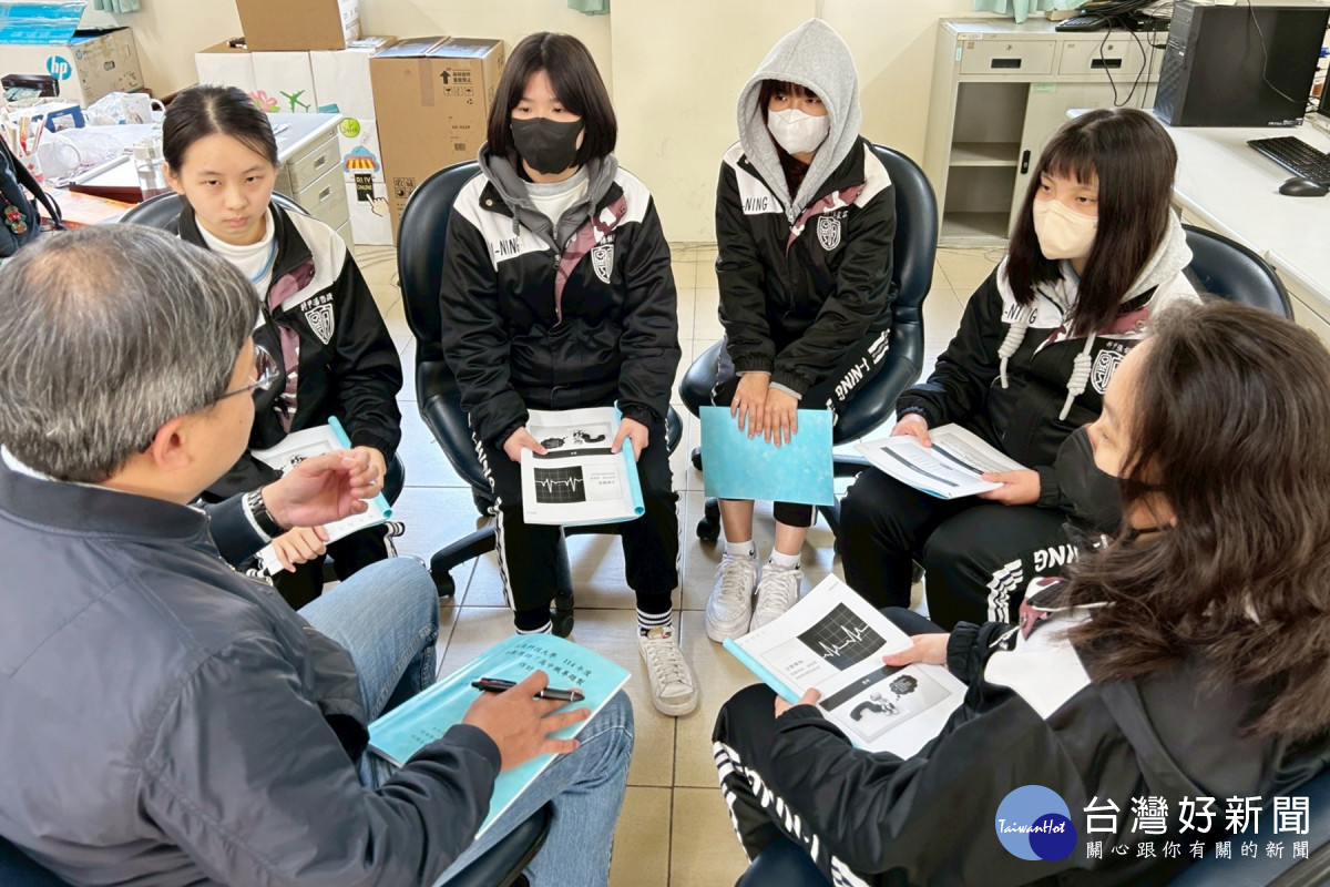 健管系助理教授張振傑(左一)結合深耕計畫中的「高中職專題製作計畫」,攜手宜寧高中學生製作專題。(弘光科大提供