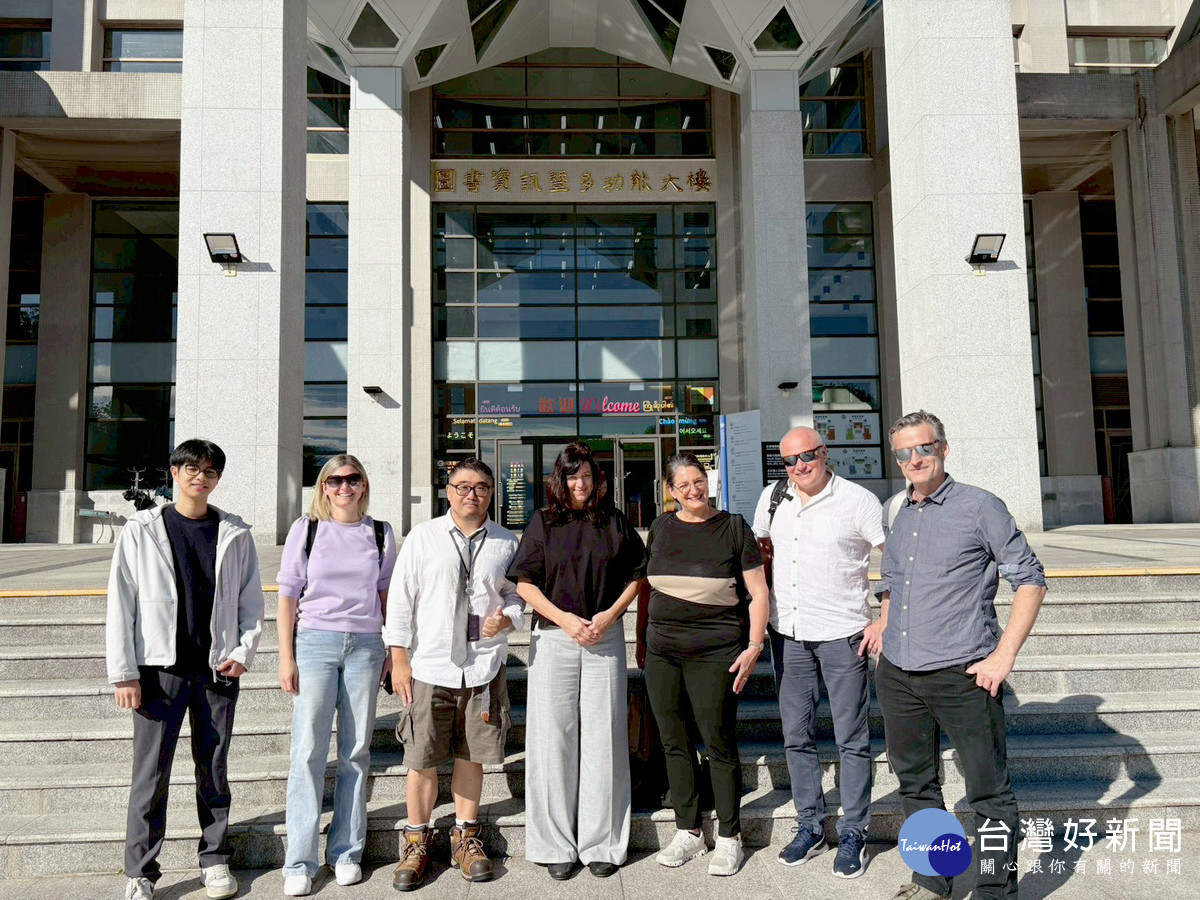 國際處組員鄭昀昕(左起)、Claudia Zeppetzauer教授、外文系徐孝先老師、Sandra Bellet教授兼國際交流主任、Simone Naphegyi教授、與Karl Peb?ck教授、Thomas Schroffenegger教授，於暨大圖書資訊暨多功能大樓前合影。（暨大提供）