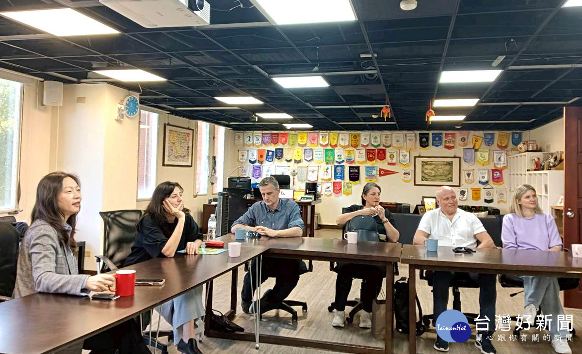 暨大葉家瑜國際長(左一)與奧地利福拉爾貝格教育大學（PHV）教授訪問團，進行面對面深度對話。（暨大提供）