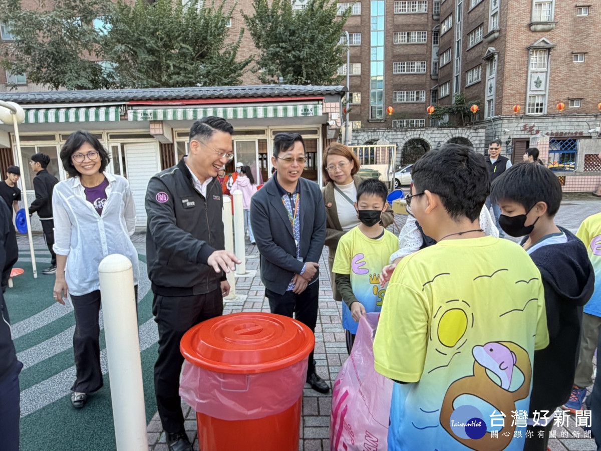 桃市府試推學校垃圾專用袋，市府、學校及志工攜手推廣，校園垃圾減量有效降低負擔。<br /><br /> <br /><br /> 