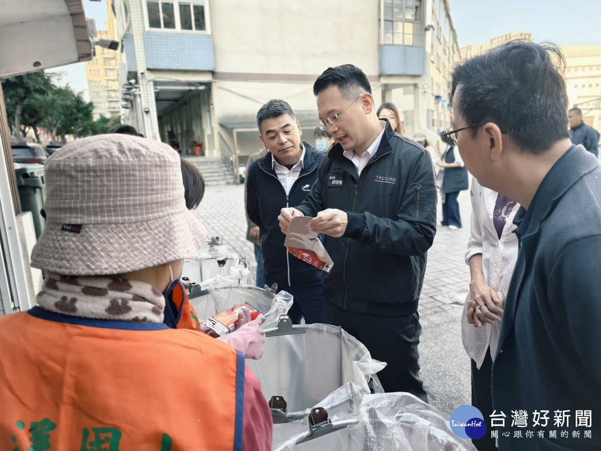 桃市府試推學校垃圾專用袋，市府、學校及志工攜手推廣，校園垃圾減量有效降低負擔。<br /><br /> <br /><br /> 