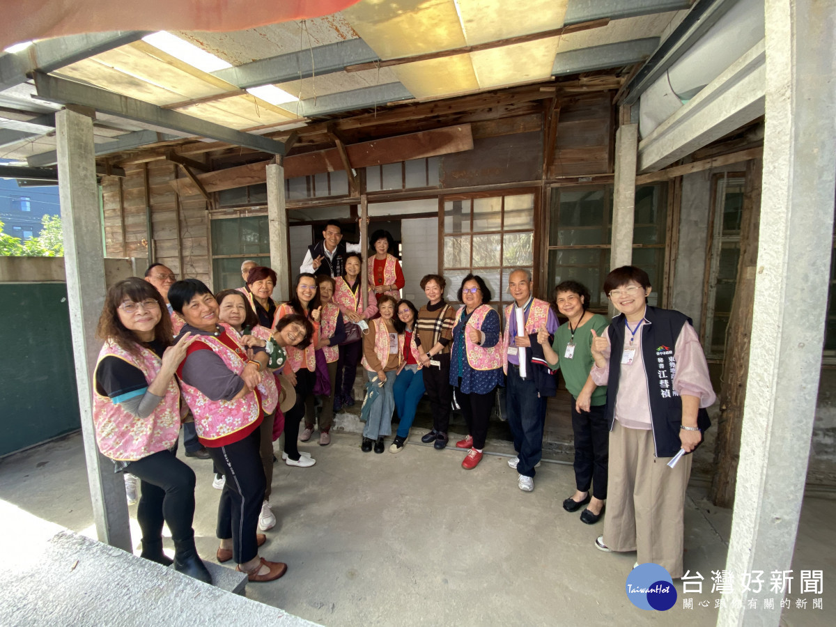 東勢地政志工於昭和木屋合影