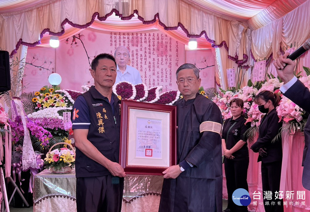 陳興傑局長回贈感謝狀，對林老先生至上最高敬意。（消防局提供）