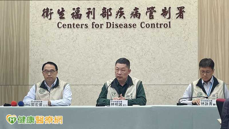 疾管署郭宏偉主任（左）表示，腸病毒門急診就診人次為1萬283人次，與前一周的1萬675人次相比下降3.7%，已連續2周低於流行閾值。