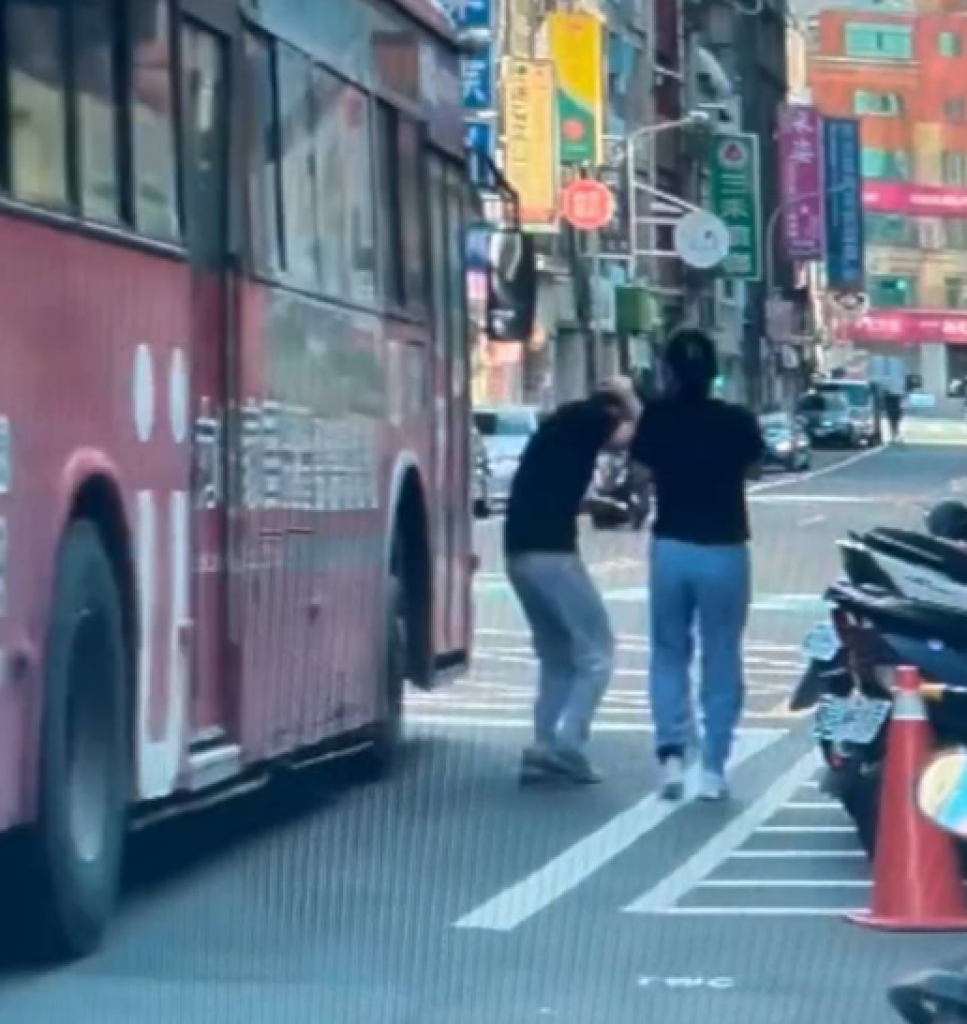 桃園路人被公車後照鏡「巴頭」 網友反應一面到