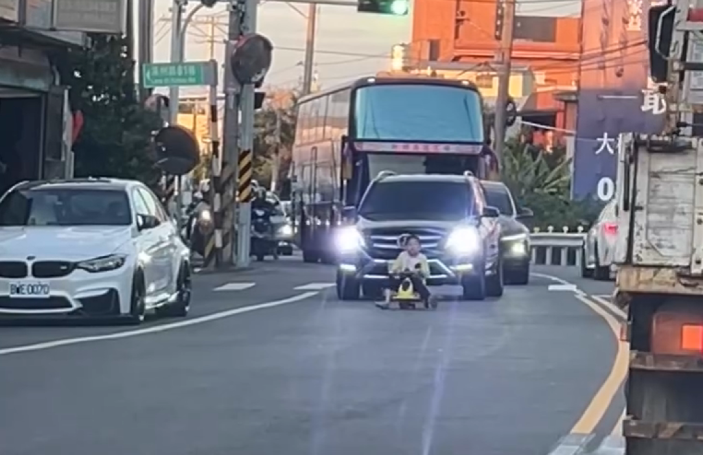 影/男童車道玩妞妞車!-後方賓士、遊覽車被堵變路隊長 網友:超危險