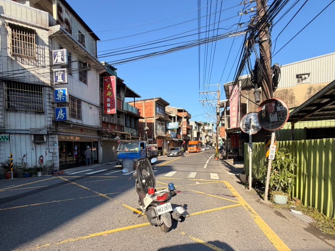 23歲陳姓男子騎乘普通重型機車行經橫溪路時,疑似未注意車前狀況,在無號誌路口的斑馬線上,高速撞倒正要前往領藥的68歲蘇姓婦人。