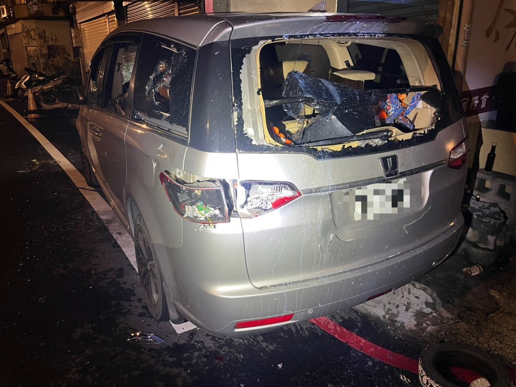 桃園遶境藝陣爆衝突!楊梅宮廟車輛深夜遭黑衣人猛砸