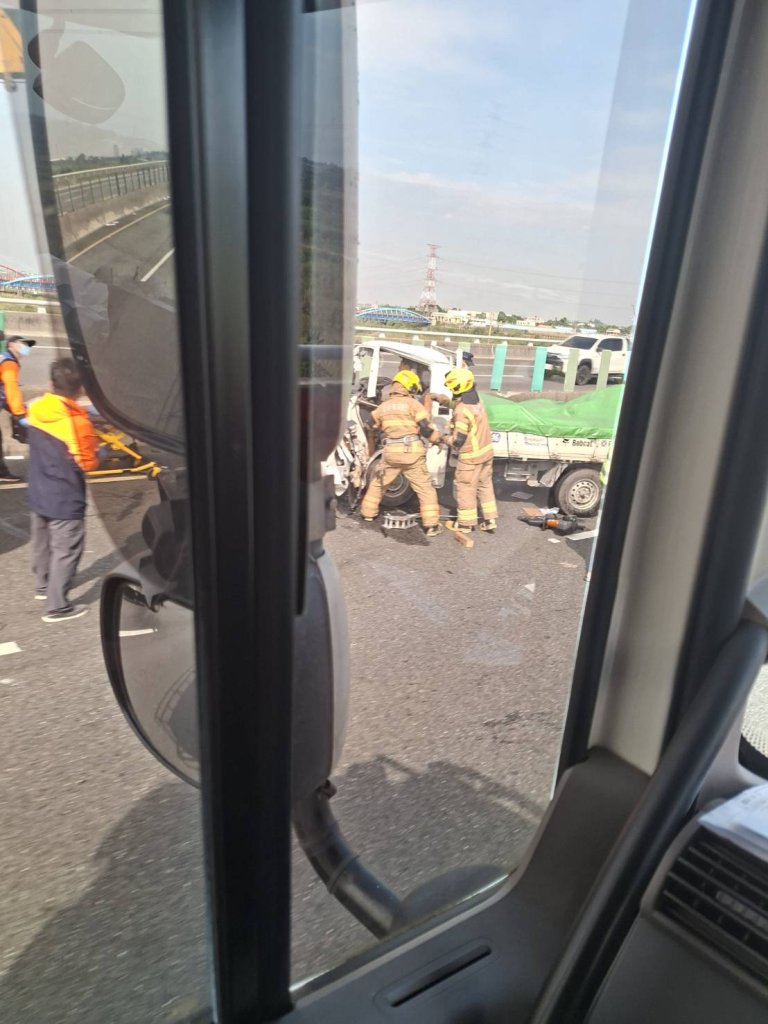 國道3號追撞事故! 小貨車車頭撞爛駕駛受困車內腳部骨折