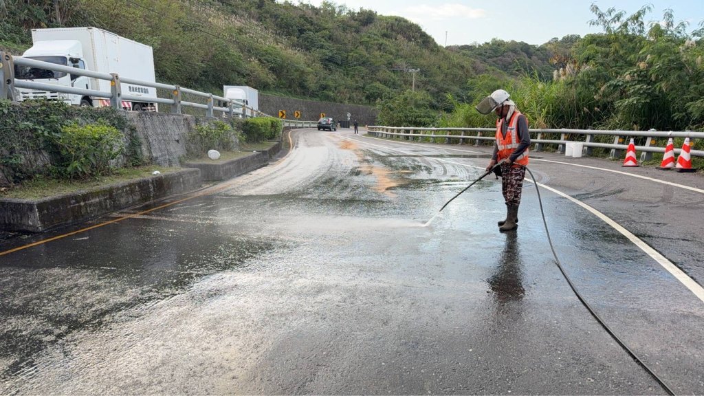 花蓮台11線「麥芽糖鋪路」百米！-　兩騎士打滑受傷