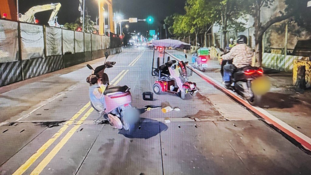 桃園「移動神主牌」路中「鬼切」遭追撞 違規上路先吃500元罰單