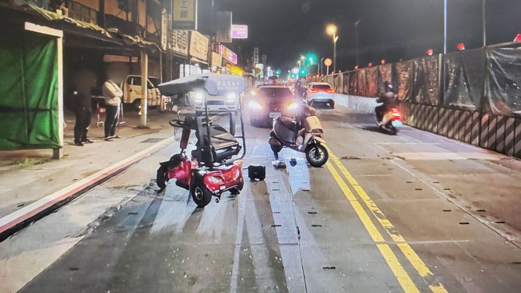 48歲王姓男子操作電動代步車行經介壽路二段時,因不明原因突然向左大幅偏移切入路中,導致後方40歲陳姓男子閃避不及直接撞上。