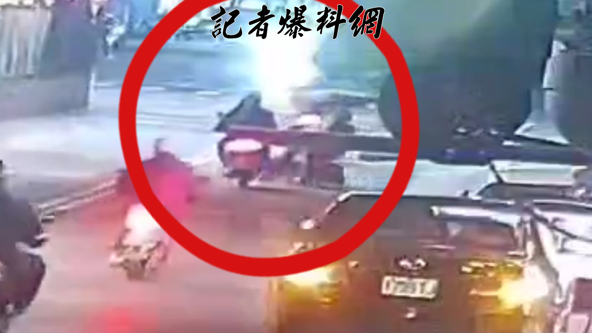 王男將代步車騎上馬路甚至切入路中的行為屬違規。