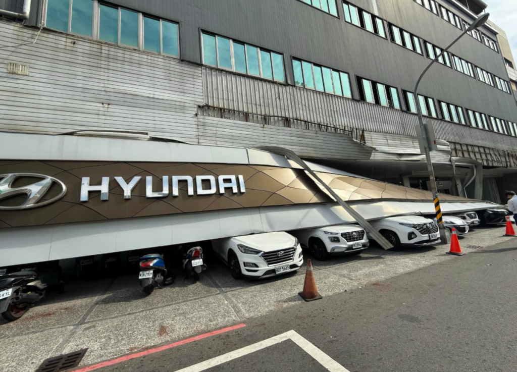 影/高雄現代汽車「巨大招牌掉落」砸6車 業者:已立即處理並啟動全面檢查