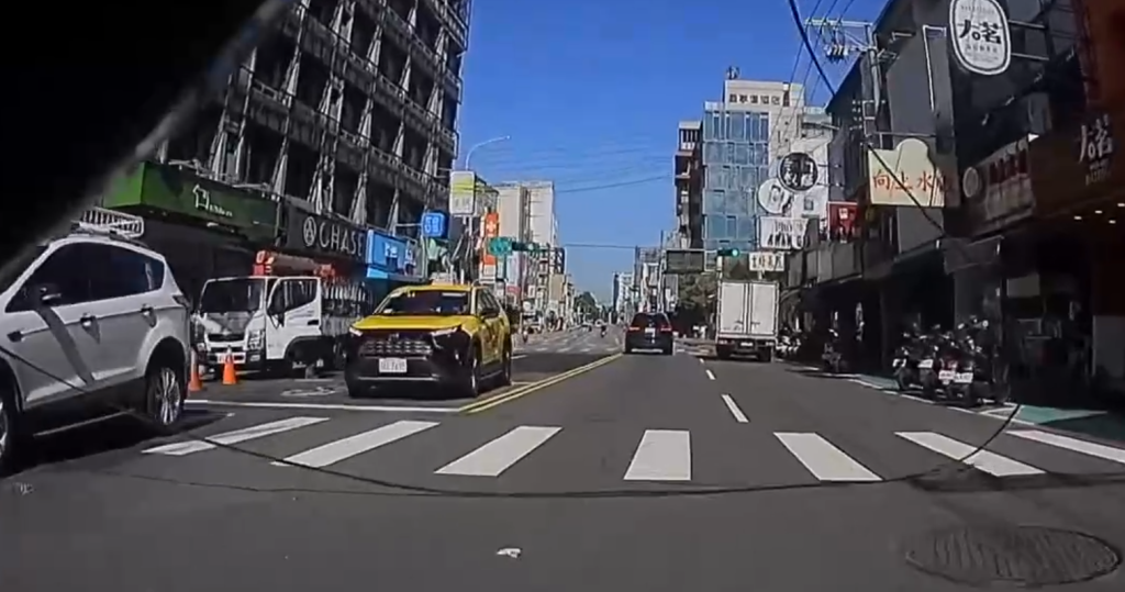禍從天降! 台中機車女騎士被電纜線砸中