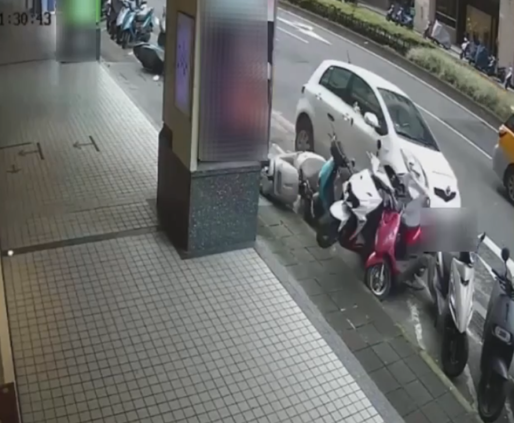 撞擊畫面曝光! 汐止69歲駕車失控刷17輛機車