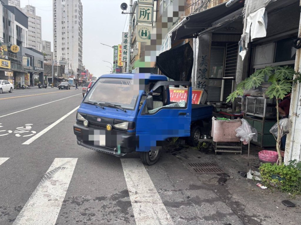 影/林邊貨車左轉出事了!-對向車闖紅燈失控甩尾撞麵攤及機車
