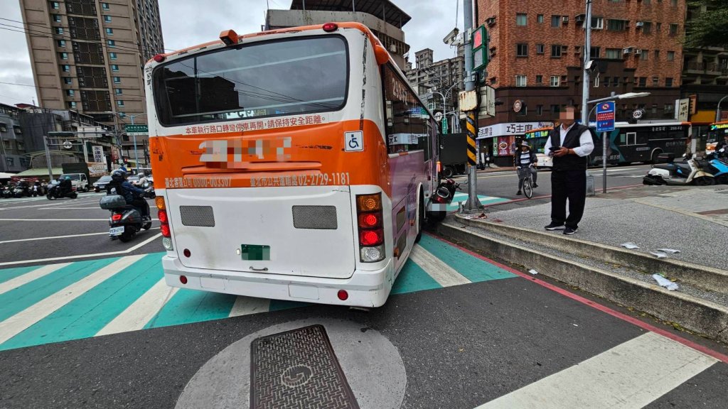 新店公車機車擦撞! 67歲女騎士骨折送醫
