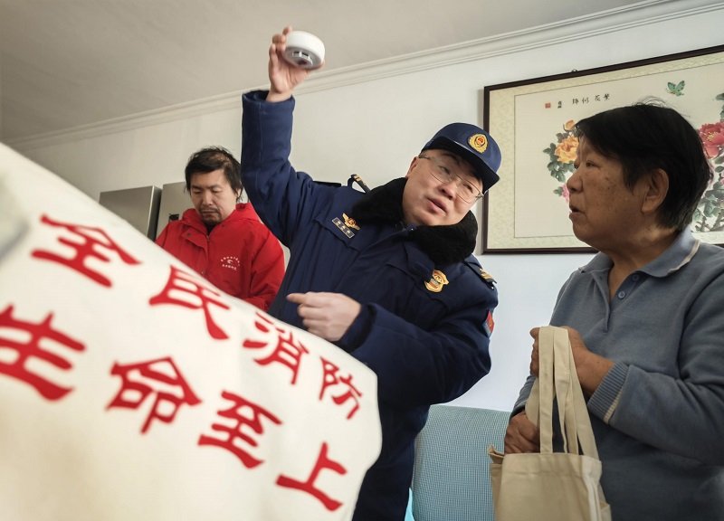 北京石景山入戶關懷獨居長者　加強高層消防防護