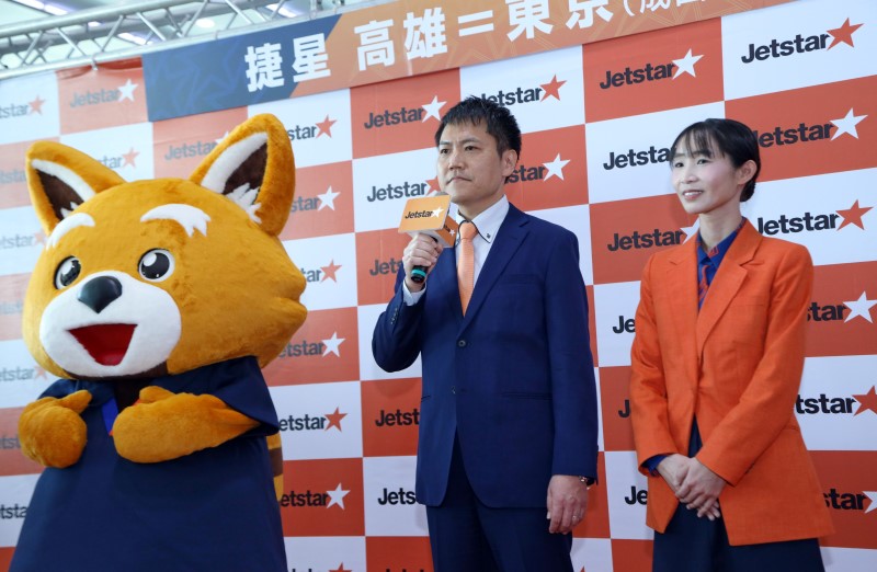 可能是小貓熊和顯示的文字是「 star Jetstal) star Jetsta 捷星高雄二界材北拍 捷星高 高雄二果示 捷星 Jetstar Jetstar etstar Jetstar star Jetstar Jetstar Jetsta letstar ar Jeta istar Jetstar letstar istal Je etstar etstar Jetst tstar Jets Je 」的圖像