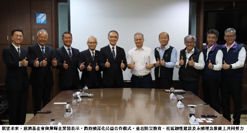 可能是一或多人和文字的圖像