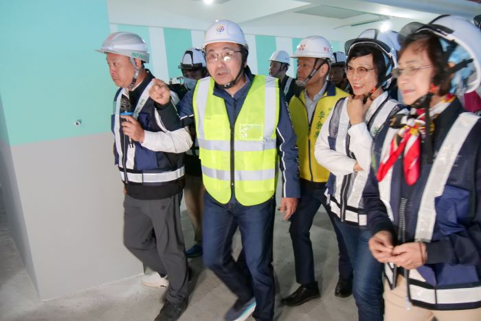 進度超前 蘆洲長安立體停車場力拚明年10月完工 28 《圖說》市長視察長安立體停車場工程,工程進度逾70%,力拚明年10月完工。〈交工局提供〉