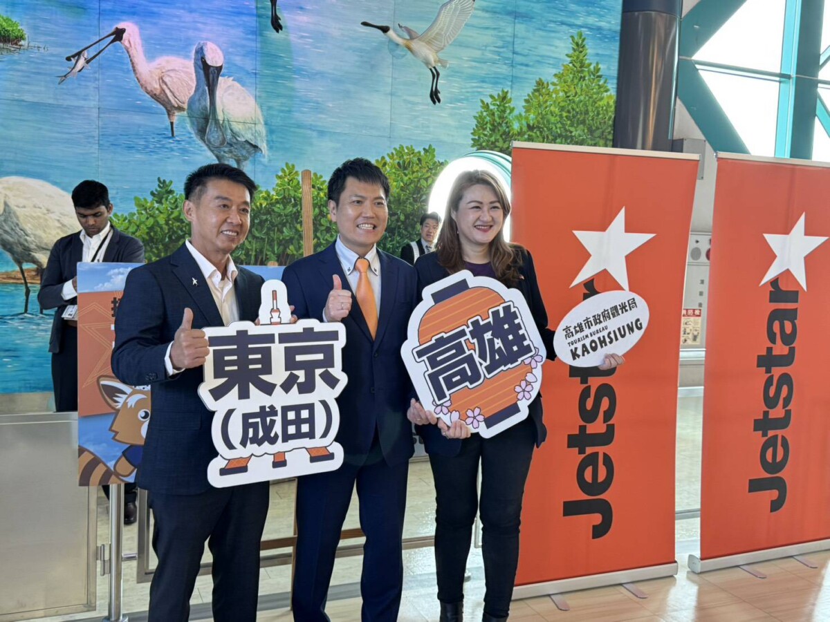 ▲「航空立委」許智傑與高雄市長陳其邁及捷星日本航空 CEO 田中正和先生共同見證南臺灣航空發展的重要里程碑。(記者 李堂安 翻攝)