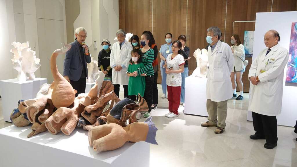 ▲彰化秀傳紀念醫院南平大樓一樓藝文館展出《在刀鋒窯火裂縫中》鄭良珊醫師創作個展。(記者林明佑攝)
