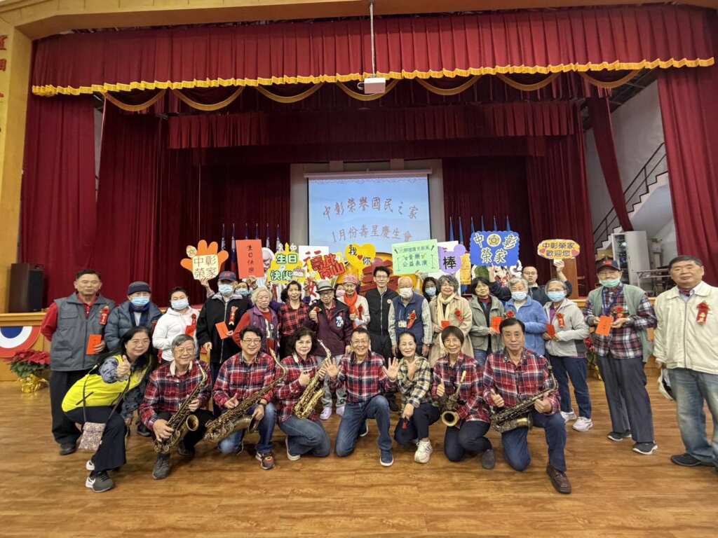 ▲中彰榮家副主任陳靖儒(第2排中間)與六腳Do(嘟)薩克斯風樂團團長張國楨(第1排中間)與壽星合照。(圖/中彰榮家提供)