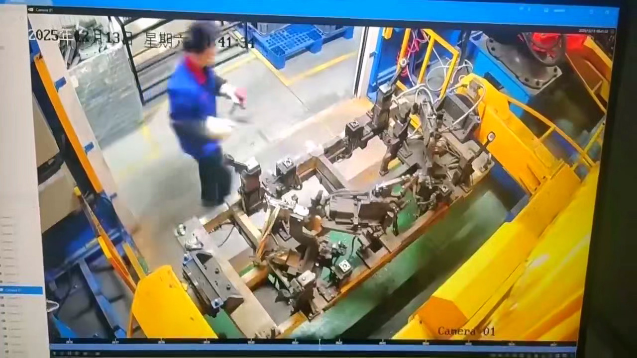 影／工安意外！工人維修途中遭機械臂壓扁　影片陸網瘋傳