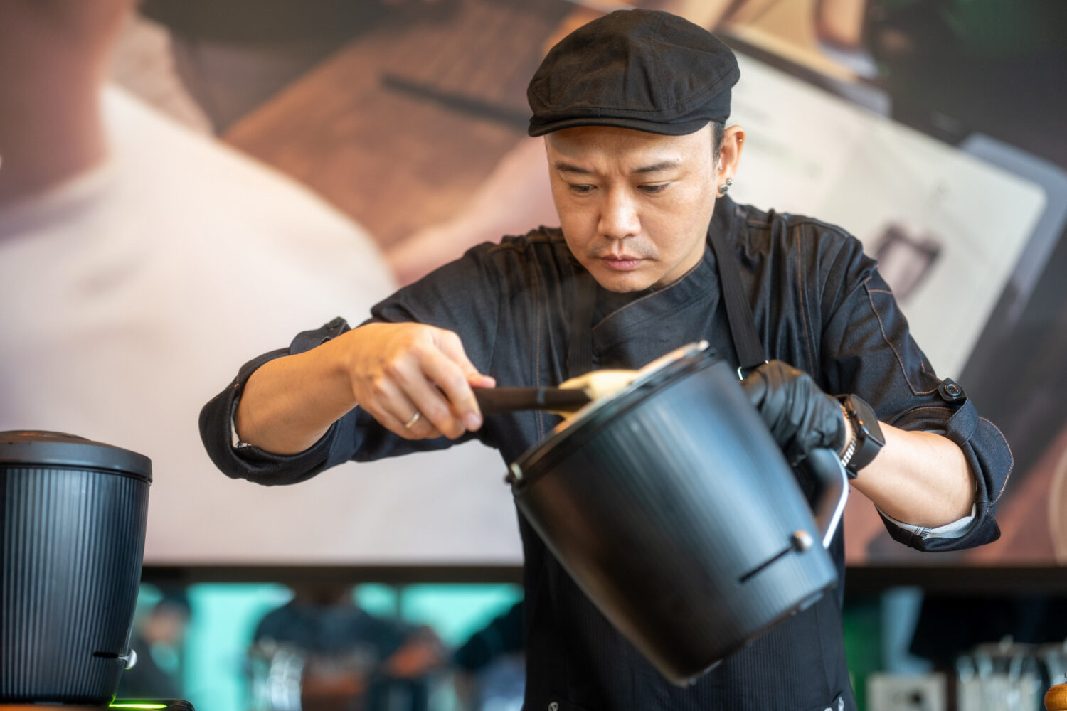 美善品品牌好友潘主廚 使用TM7烹製奶油馬鈴薯泥。(圖/Thermomix 美善品 提供)