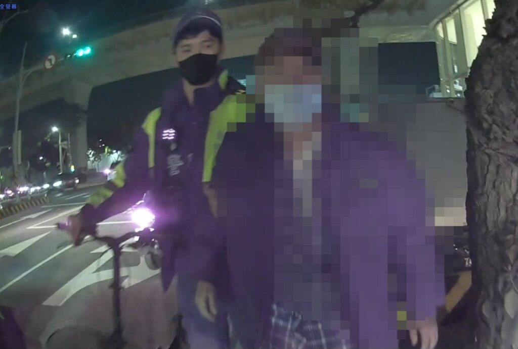潭北派出所員警深夜於潭子區尋獲迷途失智老翁,耐心安撫並協助其安全返家。(圖/記者林家嘉翻攝)